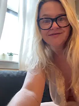 Snapshot of SuzieSub chatting on 02-13-26, 09:20 SuzieSub online show from 02-13-26, 09:20