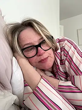 SuzieSub online show from 03-26-26, 09:18