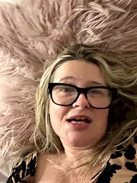 Snapshot of SuzieSub chatting on 02-01-26, 01:26 SuzieSub online show from 02-01-26, 01:26