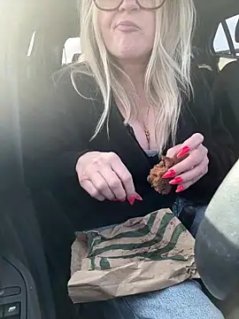 Snapshot of SuzieSub chatting on 02-27-26, 09:09 SuzieSub online show from 02-27-26, 09:09