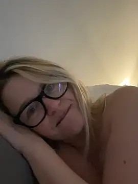 Snapshot of SuzieSub chatting on 02-05-26, 09:05 SuzieSub online show from 02-05-26, 09:05