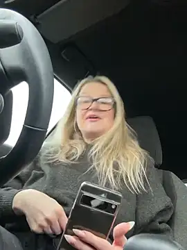 Snapshot of SuzieSub chatting on 02-02-26, 01:32 SuzieSub online show from 02-02-26, 01:32