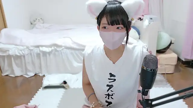 Snapshot of clara_6x9 chatting on 10-12-25, 02:51 clara 6x9 online show from 10-12-25, 02:51