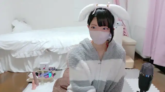 Snapshot of clara_6x9 chatting on 10-24-25, 02:16 clara 6x9 online show from 10-24-25, 02:16