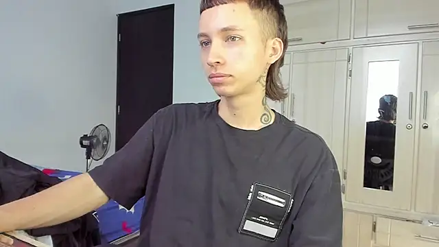 Snapshot of spacehumanz chatting on 12-17-25, 02:22 spacehumanz online show from 12-17-25, 02:22