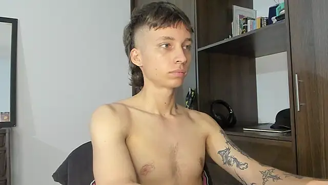 Snapshot of spacehumanz chatting on 10-29-25, 02:32 spacehumanz online show from 10-29-25, 02:32