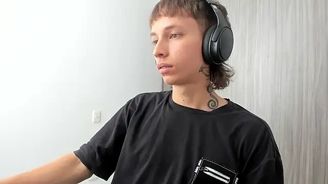 Snapshot of spacehumanz chatting on 02-25-26, 07:03 spacehumanz online show from 02-25-26, 07:03