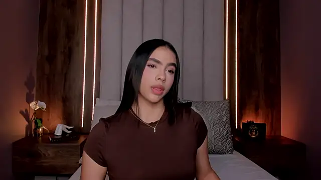 Snapshot of LucySalvatore_ chatting on 06-20-26, 04:17 LucySalvatore online show from 06-20-26, 04:17
