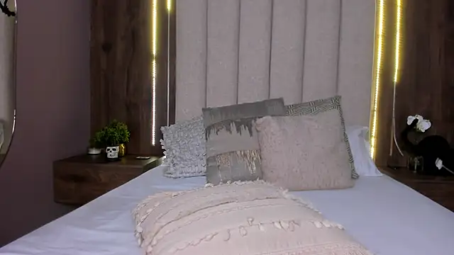 LucySalvatore  online show from 10-12-25, 04:03