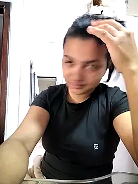 Snapshot of Eimy-04 chatting on 10-18-25, 05:37 Eimy-04 online show from 10-18-25, 05:37