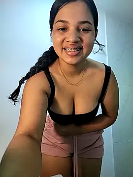 Snapshot of Eimy-04 chatting on 09-24-25, 02:45 Eimy-04 online show from 09-24-25, 02:45