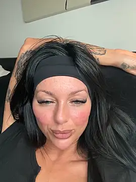 Snapshot of juicylucie chatting on 10-15-25, 10:18 juicylucie online show from 10-15-25, 10:18