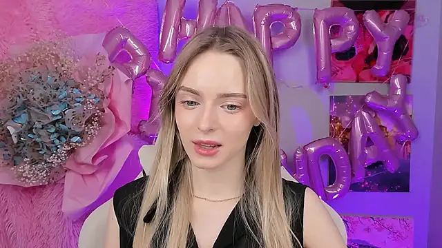 Snapshot of JuliaBrewwer chatting on 09-22-25, 10:43 JuliaBrewwer online show from 09-22-25, 10:43