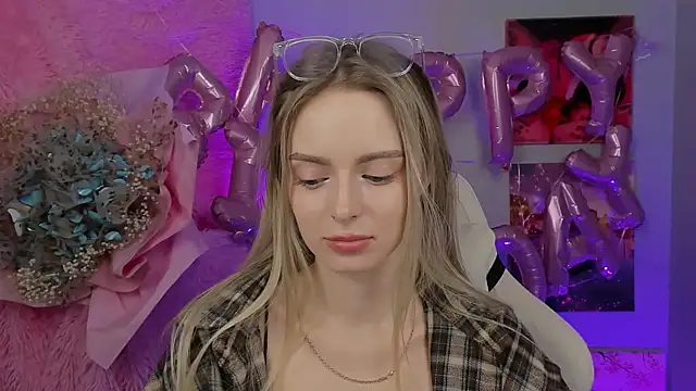 Snapshot of JuliaBrewwer chatting on 09-11-25, 05:40 JuliaBrewwer online show from 09-11-25, 05:40