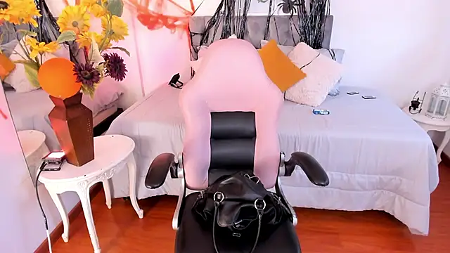 Lucie Harper online show from 10-16-25, 09:01