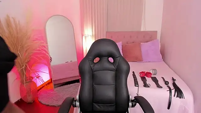 Lucie Harper online show from 10-15-25, 08:06