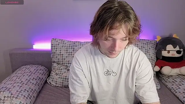 Snapshot of ellen_and_danny chatting on 10-19-25, 05:05 ellen and danny online show from 10-19-25, 05:05