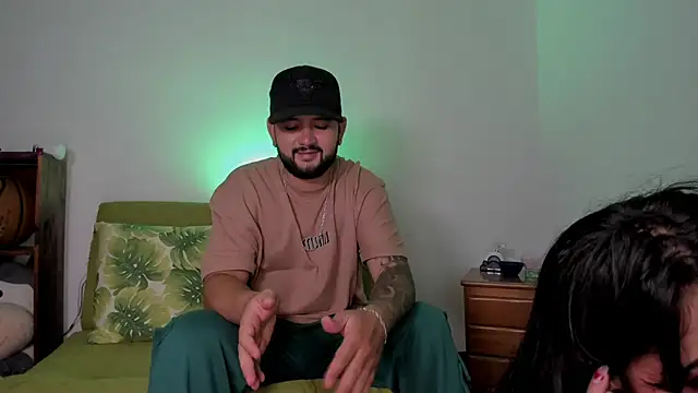 Snapshot of lola_n_apolo chatting on 10-13-25, 01:29 lola n apolo online show from 10-13-25, 01:29