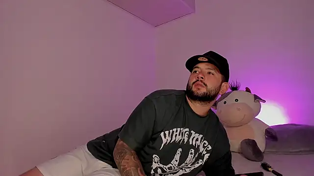 Snapshot of lola_n_apolo chatting on 09-17-25, 04:03 lola n apolo online show from 09-17-25, 04:03