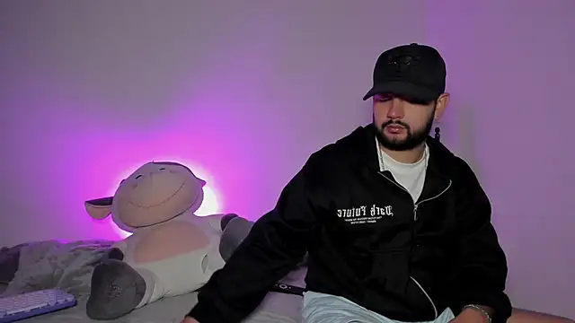 Snapshot of lola_n_apolo chatting on 10-23-25, 12:31 lola n apolo online show from 10-23-25, 12:31