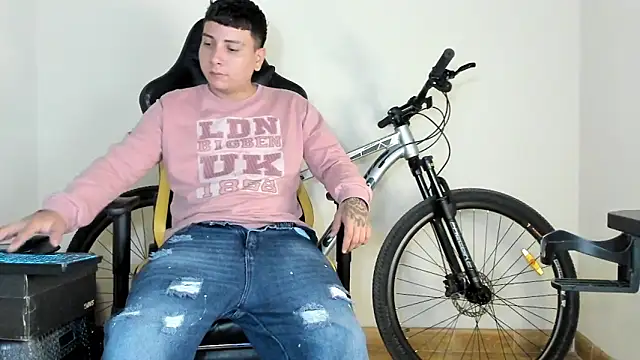 Snapshot of HELLSTAR chatting on 10-21-25, 05:29 HELLSTAR online show from 10-21-25, 05:29