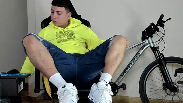 Snapshot of HELLSTAR chatting on 10-20-25, 08:04 HELLSTAR online show from 10-20-25, 08:04