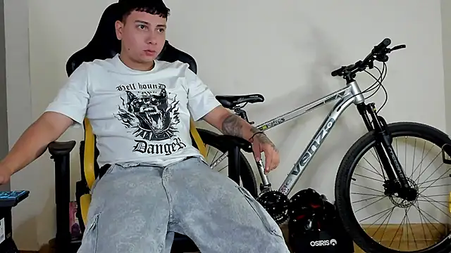 Snapshot of HELLSTAR chatting on 10-19-25, 08:17 HELLSTAR online show from 10-19-25, 08:17