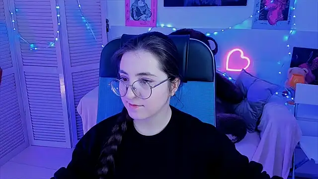 Snapshot of VirtuallVoyant chatting on 09-10-25, 05:06 VirtuallVoyant online show from 09-10-25, 05:06