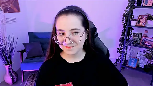 Snapshot of VirtuallVoyant chatting on 09-30-25, 05:02 VirtuallVoyant online show from 09-30-25, 05:02