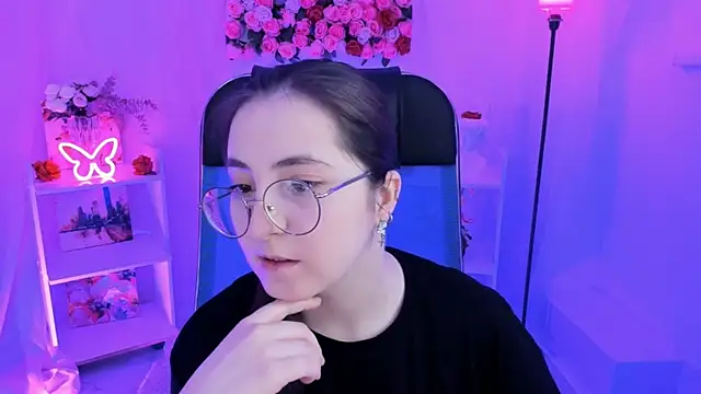 Snapshot of VirtuallVoyant chatting on 10-20-25, 07:20 VirtuallVoyant online show from 10-20-25, 07:20