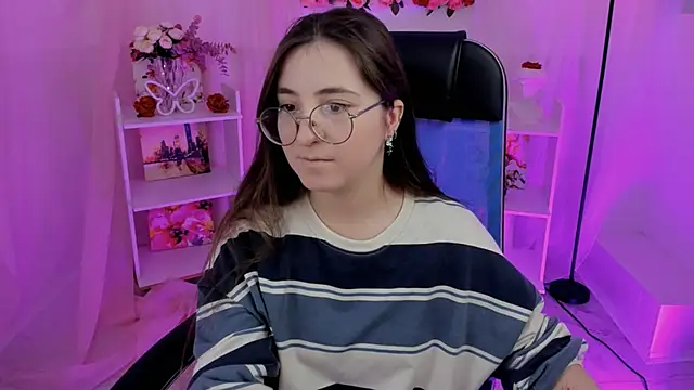 Snapshot of VirtuallVoyant chatting on 09-26-25, 05:14 VirtuallVoyant online show from 09-26-25, 05:14