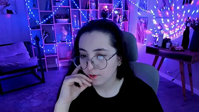 Snapshot of VirtuallVoyant chatting on 09-11-25, 02:17 VirtuallVoyant online show from 09-11-25, 02:17