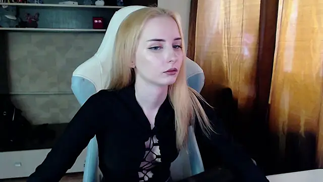 Cutti Crystal online show from 03-25-26, 01:06