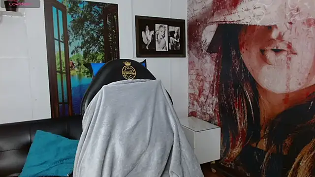 gigi gilt  online show from 10-17-25, 04:27