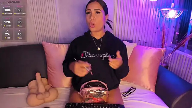 MarianaaSantos online show from 10-27-25, 03:57