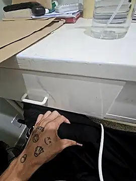 Snapshot of Saraiva2002 chatting on 12-02-25, 01:24 Saraiva2002 online show from 12-02-25, 01:24