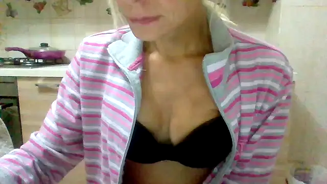 Snapshot of Kelly80 chatting on 09-29-25, 02:40 Kelly80 online show from 09-29-25, 02:40