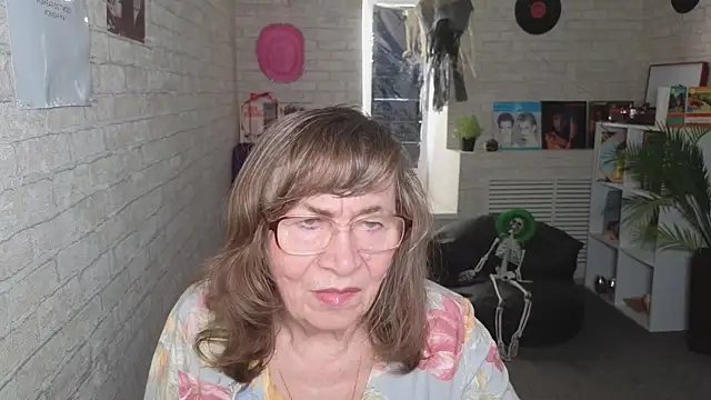 Betty Brick online show from 05-21-26, 02:14