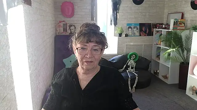 Betty Brick online show from 05-23-26, 03:33