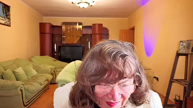 Betty Brick online show from 12-22-25, 12:33