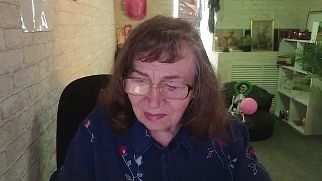 Betty Brick online show from 05-31-26, 02:12