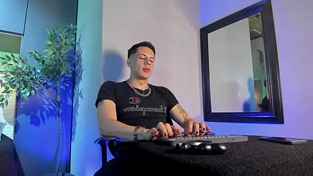 Snapshot of Dustin_Sonne chatting on 07-02-26, 03:45 Dustin Sonne online show from 07-02-26, 03:45