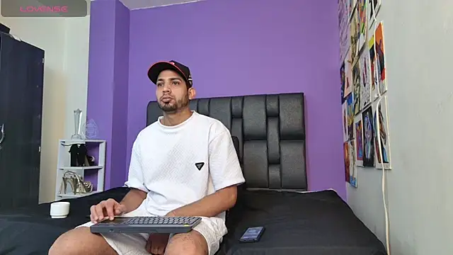 Snapshot of ashtoncooperr chatting on 10-12-25, 05:36 ashtoncooperr online show from 10-12-25, 05:36