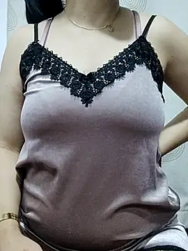 Snapshot of linakhalifa chatting on 10-29-25, 12:20 linakhalifa online show from 10-29-25, 12:20