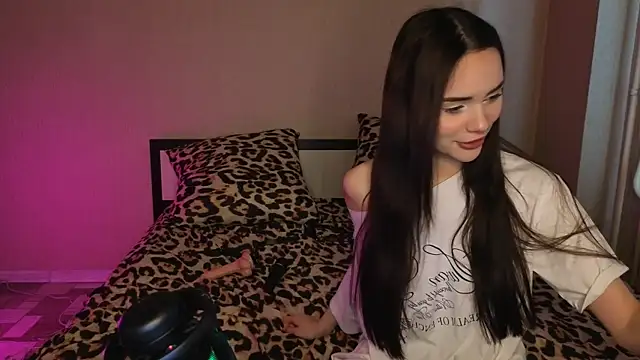 honey     bunny online show from 12-17-25, 05:23