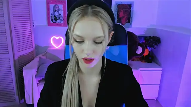 AvaDaviis online show from 10-18-25, 02:08