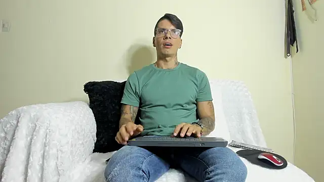 Snapshot of Alan_Fire chatting on 10-13-25, 04:58 Alan Fire online show from 10-13-25, 04:58