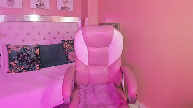 Snapshot of Emilybeltons chatting on 02-18-26, 07:10 Emilybeltons online show from 02-18-26, 07:10