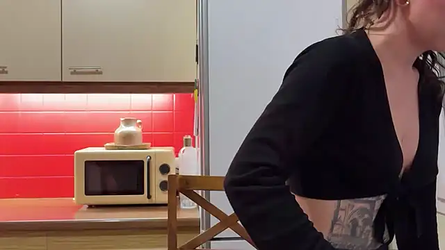 Snapshot of Airelle chatting on 03-06-26, 08:37 Airelle online show from 03-06-26, 08:37