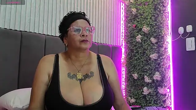 Snapshot of DinaDIRTY chatting on 10-25-25, 08:53 DinaDIRTY online show from 10-25-25, 08:53